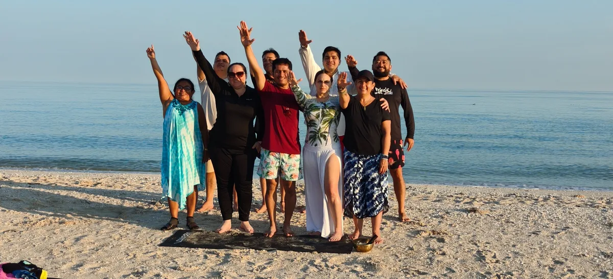 Grupo del retiro El Despertar del Guerrero frente al mar