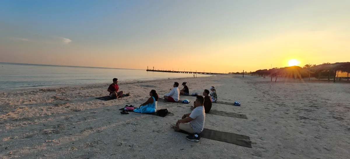Sesión grupal al amanecer en la playa
